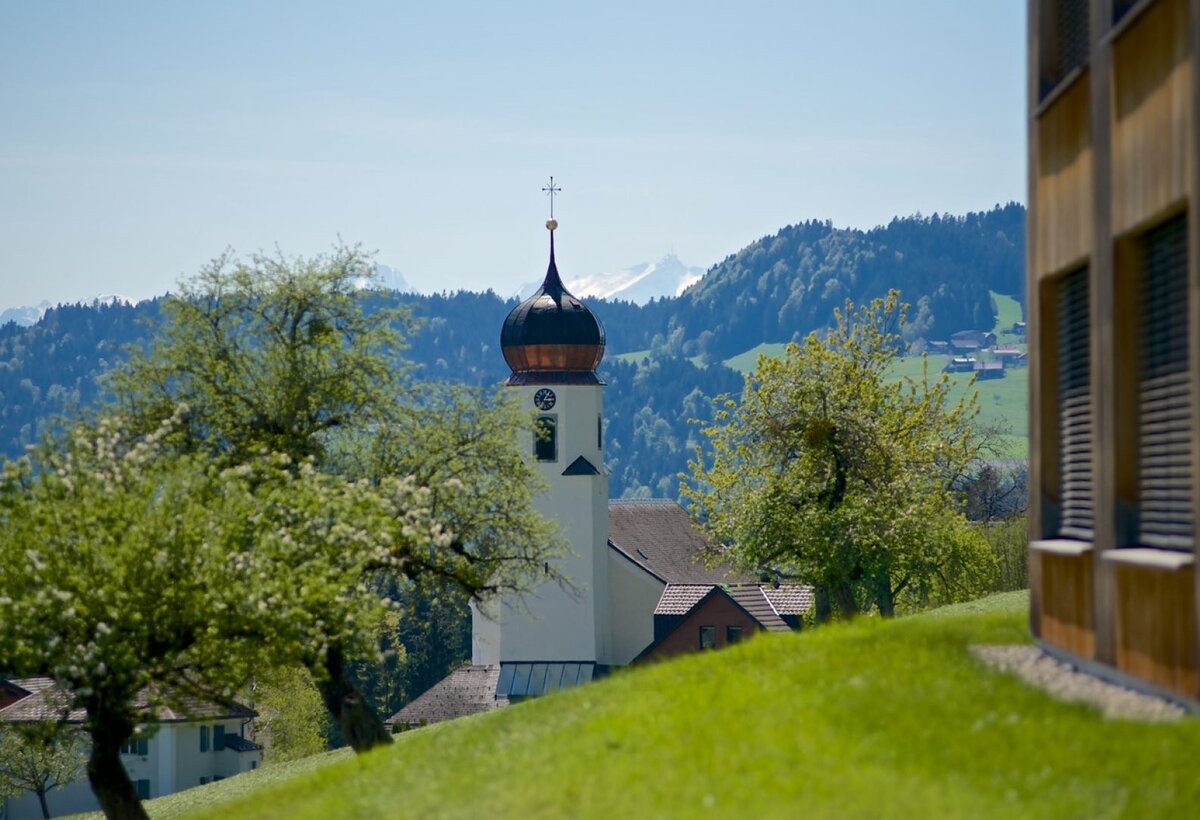 Landschaftsbild Gemeinde Doren. Kirchturm und Berge. | © Gemeinde Doren