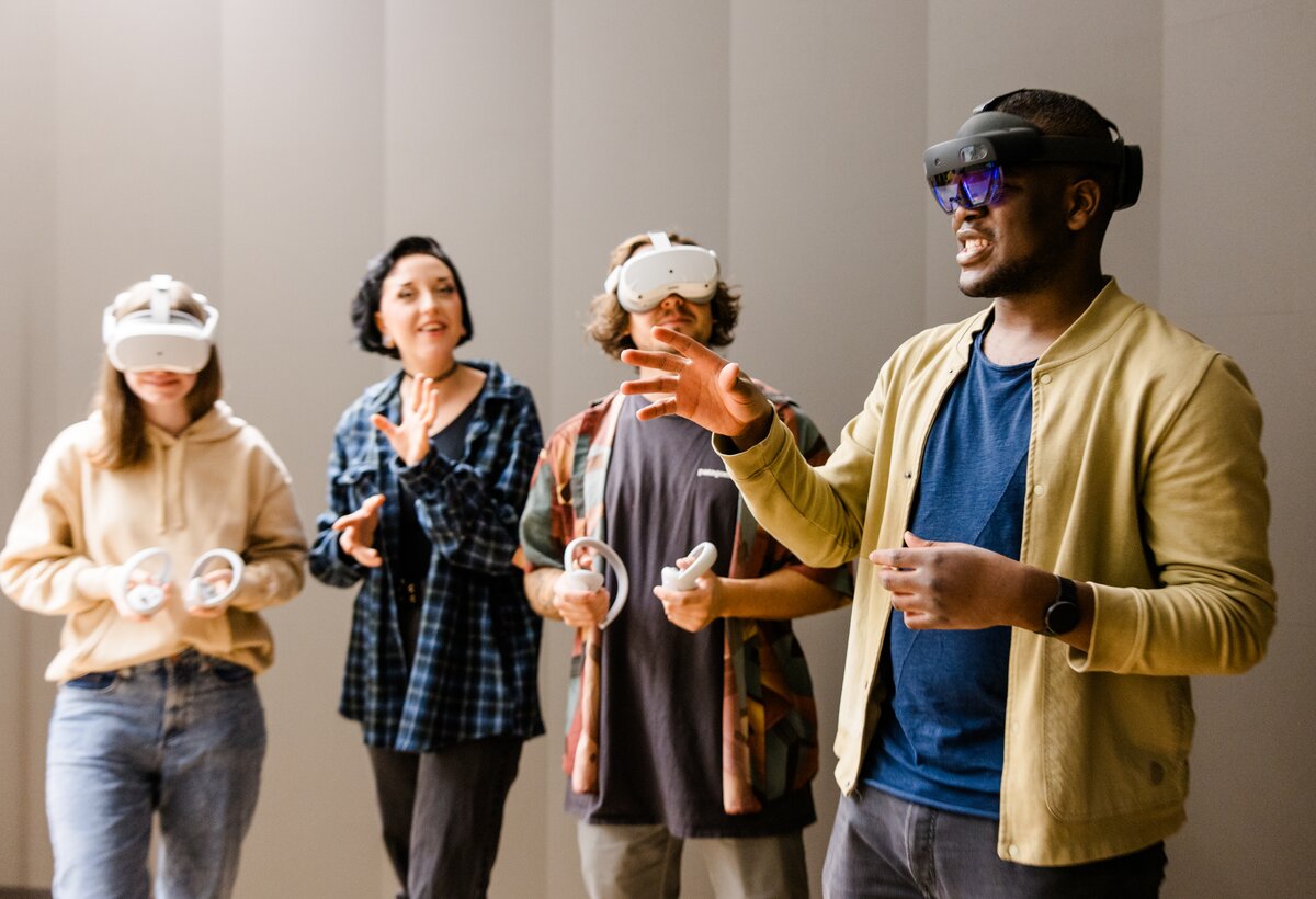 Students explain to visitors what is possible with VR. | © Nina Bröll/ FHV