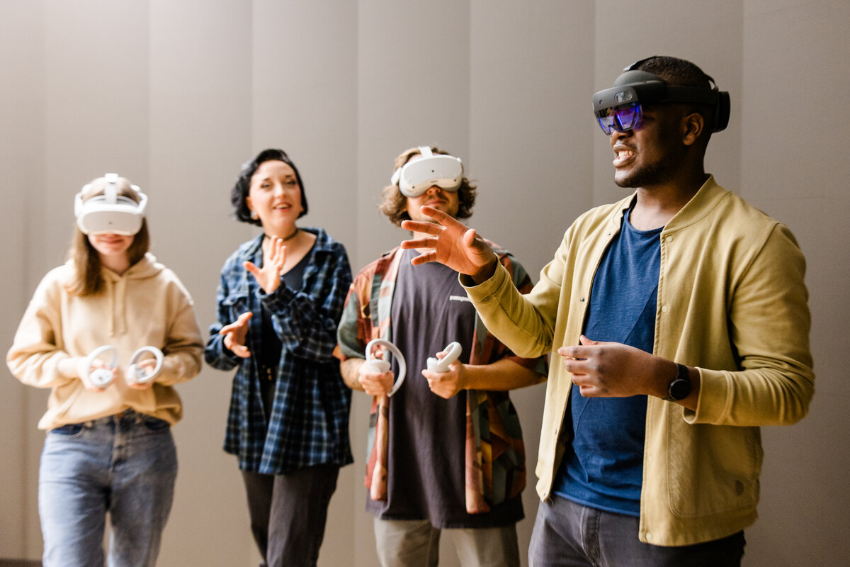 Studierende erklären Besuche was alles mit VR möglich ist. | © Nina Bröll/ FHV