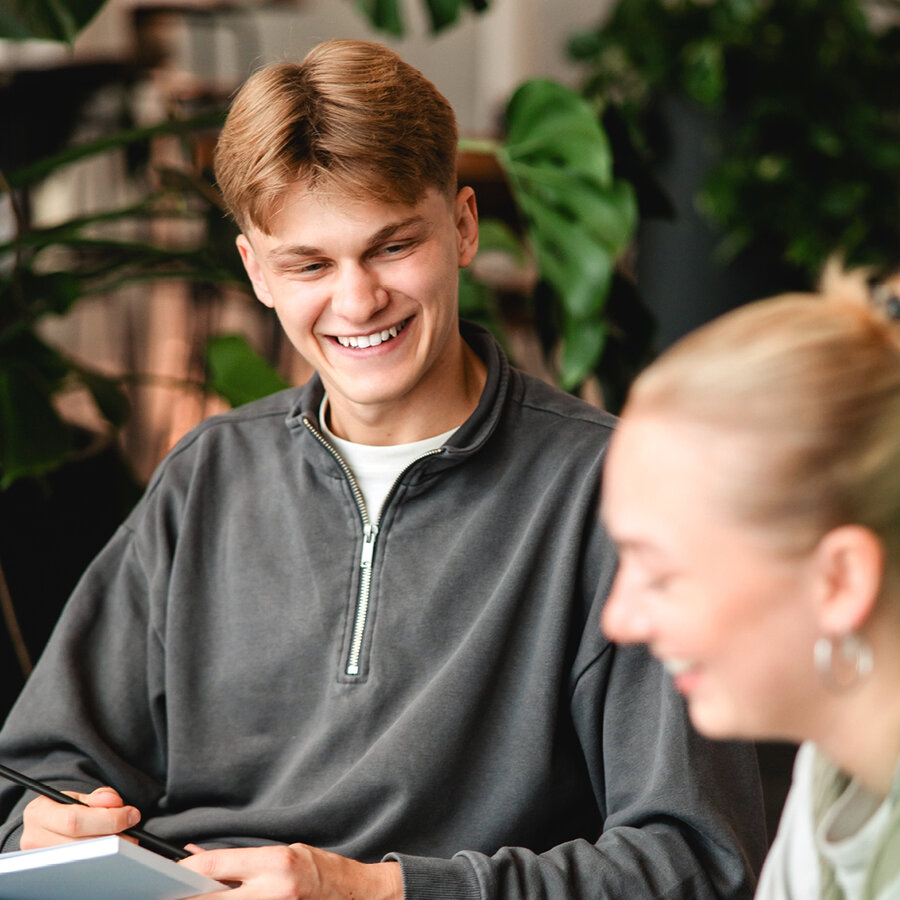 Studierende im Café Campus and er FHV | © FHV / Nina Bröll