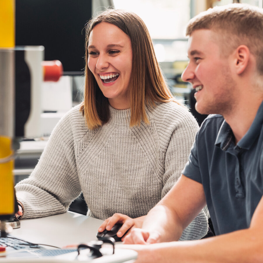 Studenten in einem FHV Lab | © FHV / Angela Lamprecht
