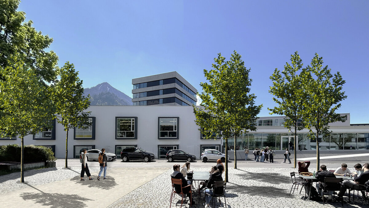 FHV-Studierende sitzen vor dem Gebäude U an der Sonne | © FHV