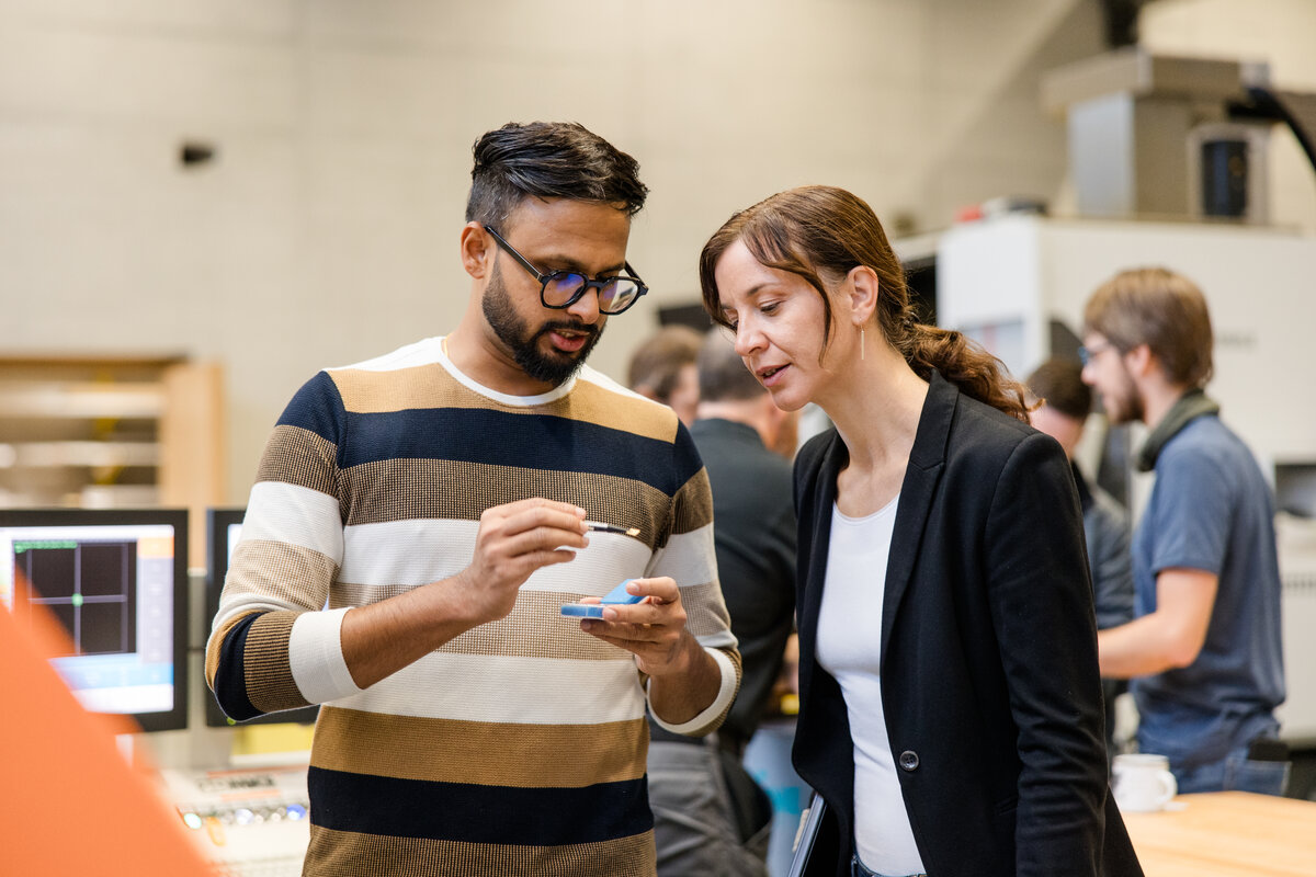 Wissenschaftler bei der Arbeit in einem Forschungslab | © FHV / Nina Bröll