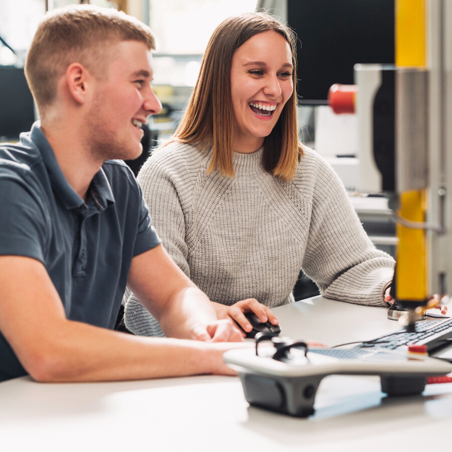 FHV-Studierende in einem technischen Labor | © FHV / Angela Lamprecht