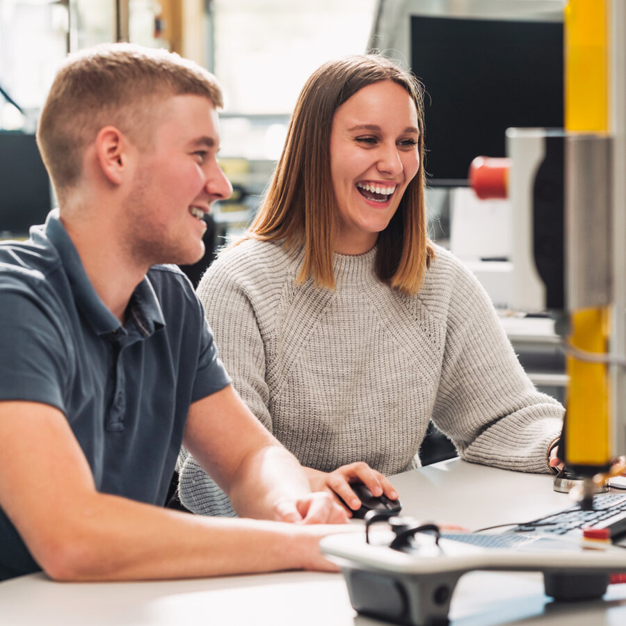 FHV-Studierende in einem technischen Labor | © FHV / Angela Lamprecht