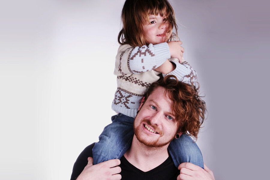 Ein Vater trägt sein Kind auf den Schultern | © FHV