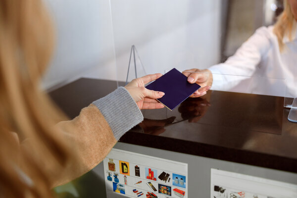 Visa and Conditions of Residence for non-EU citizens | © Friends Stock – stock.adobe.com A blue document is handed over at the counter | © Friends Stock – stock.adobe.com
