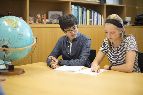 FHV International Office | © FHV FHV internationale Studierende mit Globus | © FHV