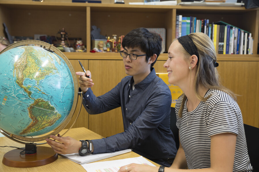 FHV internationale Studierende mit Globus | © FHV