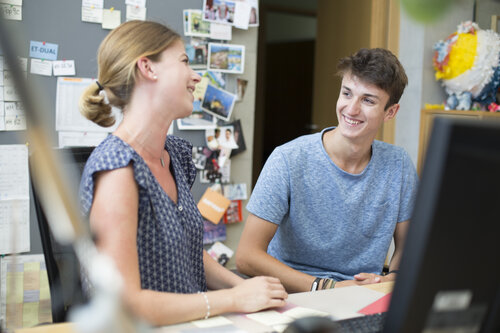FHV International Office | © FHV FHV Exchange Koordinatorin mit Student im International Office | © FHV
