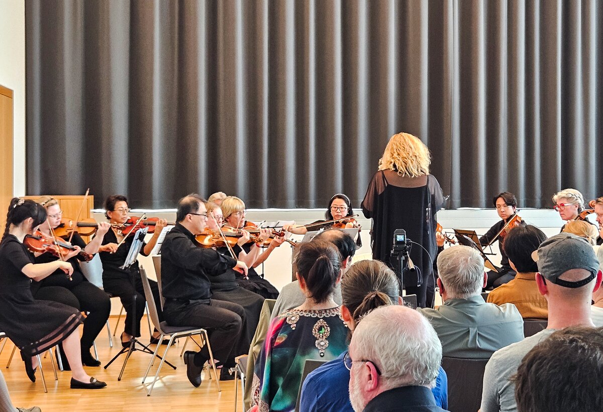 Chamber music ensemble with conductor