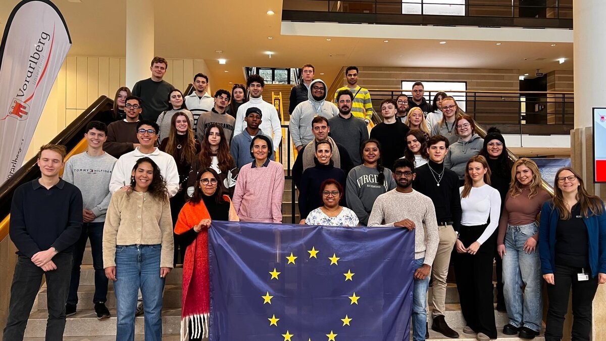 Gruppenbild im Landaus auf einer Treppe. | © FHV