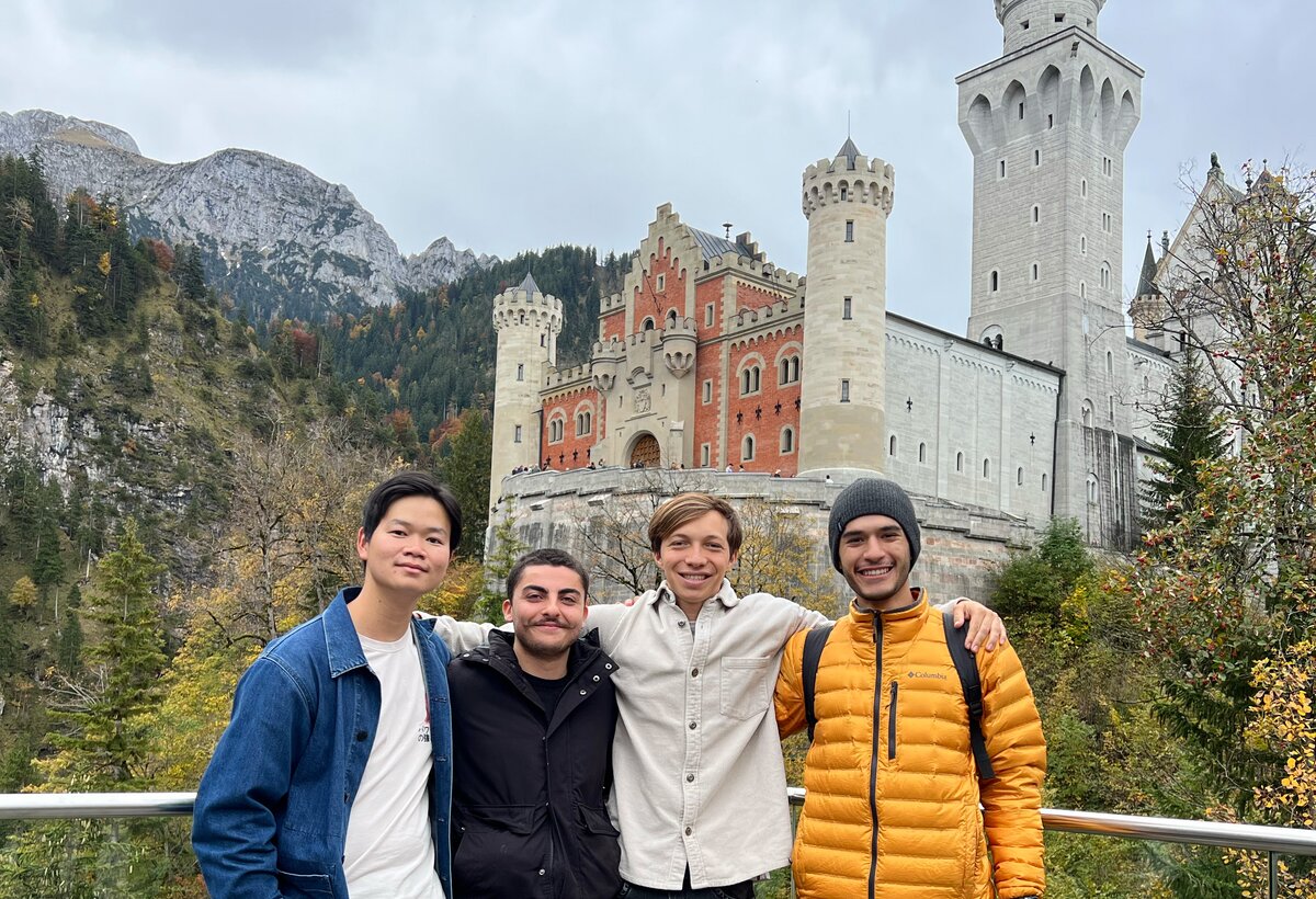 Group of four students in front of Neuschwanstein Castle | © FHV