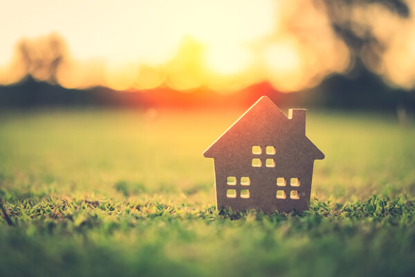 Unterkunftsinformation für Studierende | © tonktiti – stock.adobe.com Umriss eines Hauses auf einer grünen Wiese mit untergehender Sonne im Hintergrund | © tonktiti – stock.adobe.com