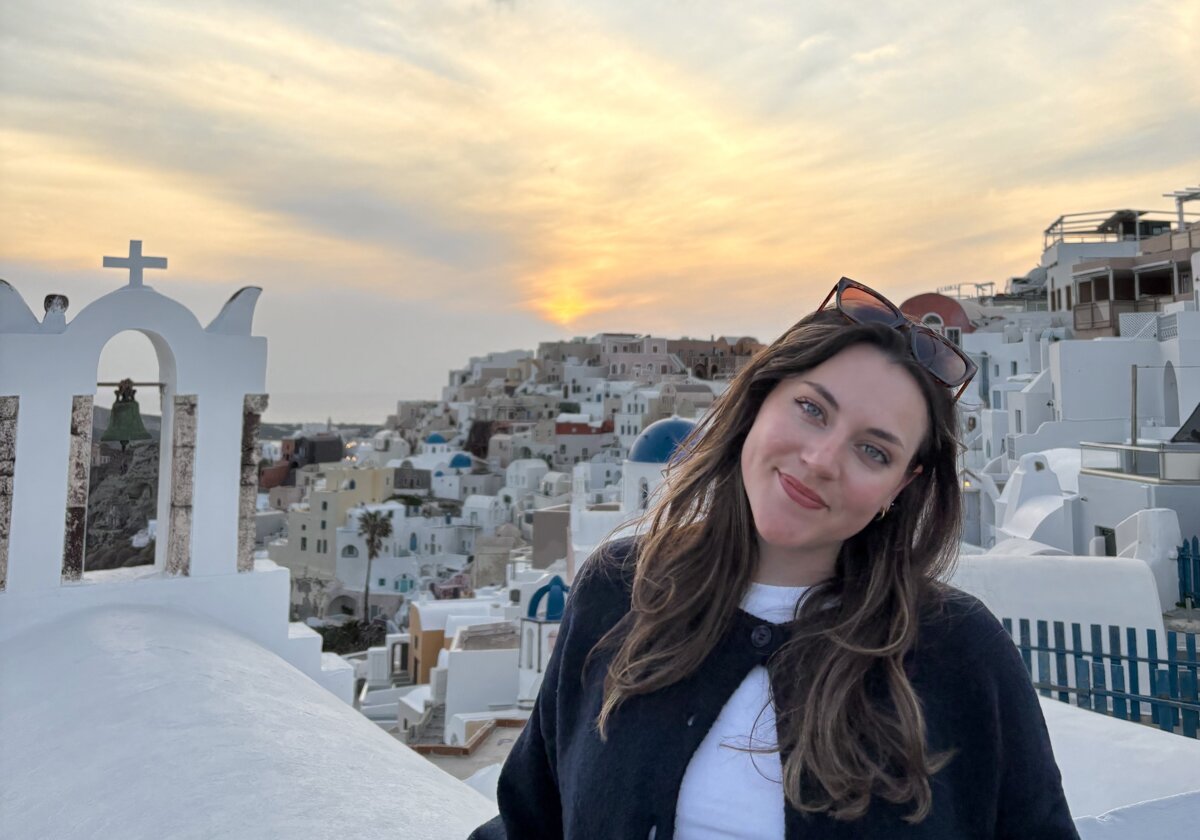 FHV Studentin Salome im Hintergrund Santorini. | © privat