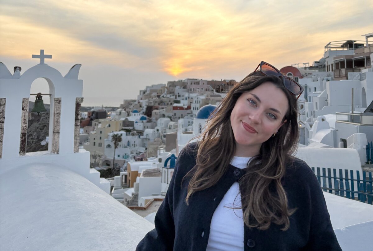 FHV Studentin Salome im Hintergrund Santorini. | © privat