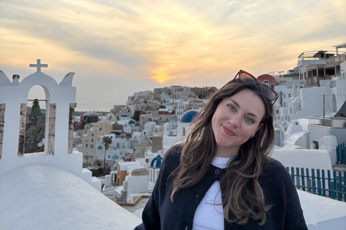 FHV Studentin Salome im Hintergrund Santorini. | © privat