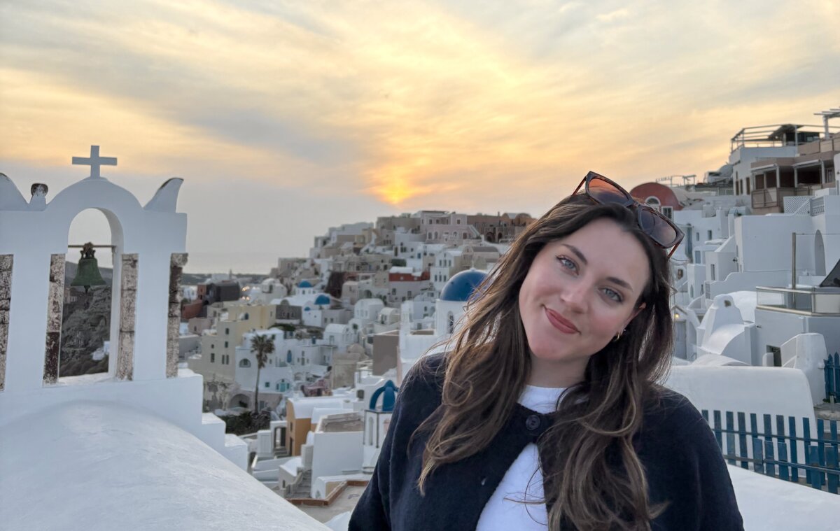 FHV Studentin Salome im Hintergrund Santorini. | © privat