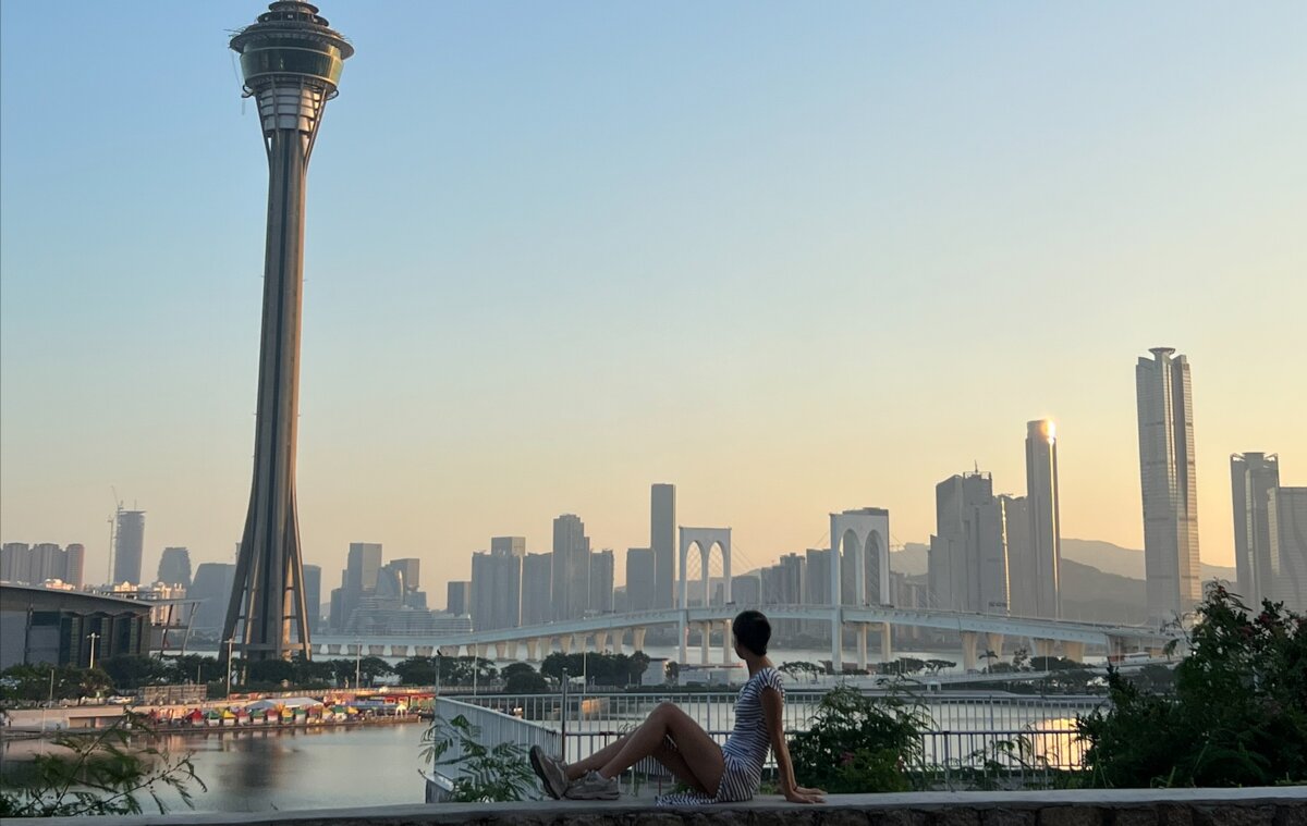 Mirjam sitzt auf einer Mauer und blickt auf die wunderschöne Skyline von Taipei. | © Privat