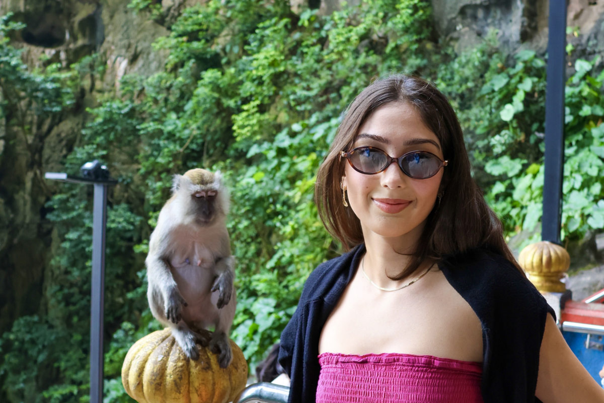 Selin beim Sightseeing. Neben ihr ein Affe. | © Privat
