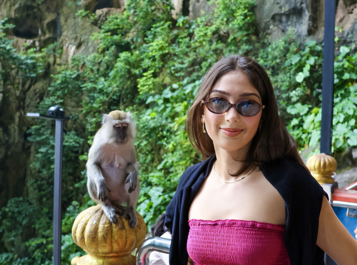Selin beim Sightseeing. Neben ihr ein Affe. | © Privat