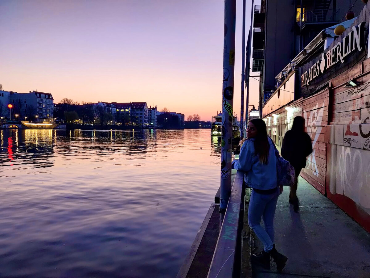 Frau am Kanal in Berlin | © Stefanie Böhler
