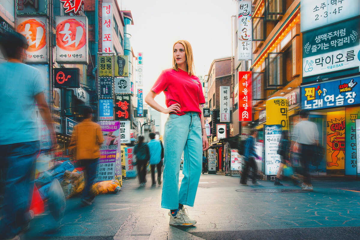 frau auf strasse in asien | © Karin Metzler