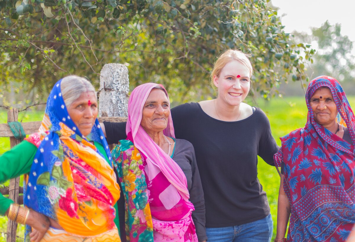 Studienreise Indien - Gruppenfoto mit Inderinnen | © Marc Rogenmoser