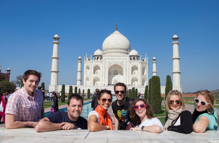 Studienreise Indien - Studierende vor Taj Mahal | © Philipp Pasolli