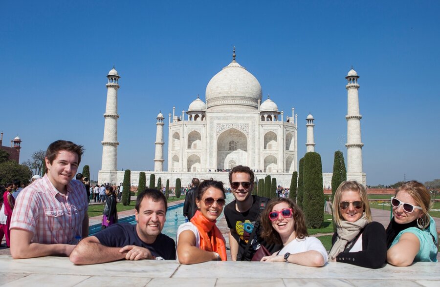 Studienreise Indien | © Philipp Pasolli Studienreise Indien - Studierende vor Taj Mahal | © Philipp Pasolli