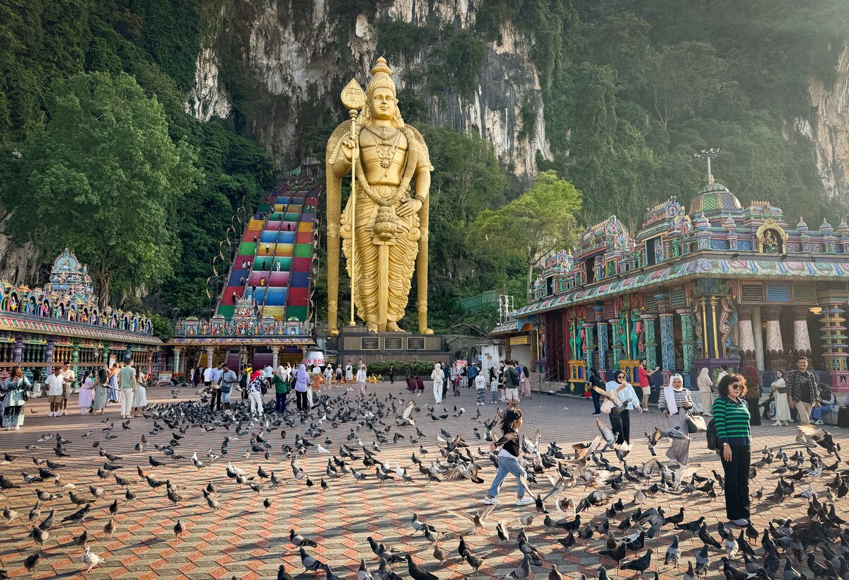 Batu Caves and golden Buddha  | © Metzler Thomas