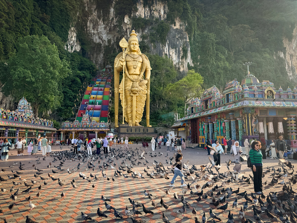 Batu Caves and golden Buddha  | © Metzler Thomas