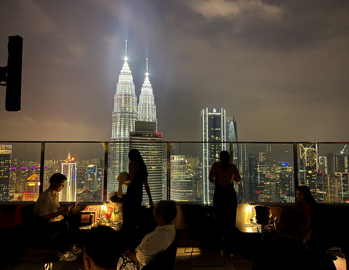 Aussicht auf die Skyline von Kuala Lumpur aus einer Rooftop Bar | © Metzler Thomas