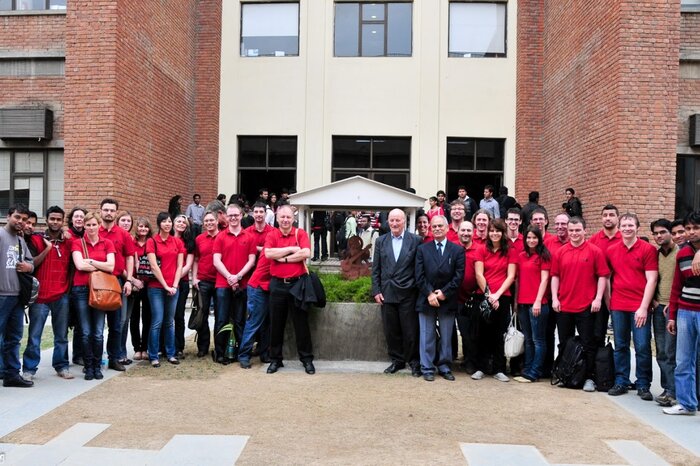 Xplore India Group Picture red tshirts | © Bernhard Blessing