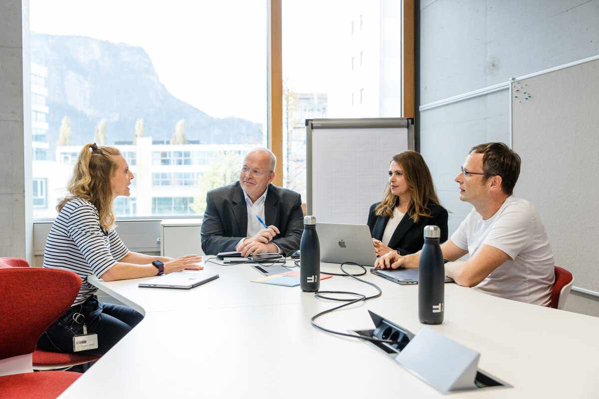 FHV-Mitarbeitende  im Meeting | © Nina Bröll / FHV