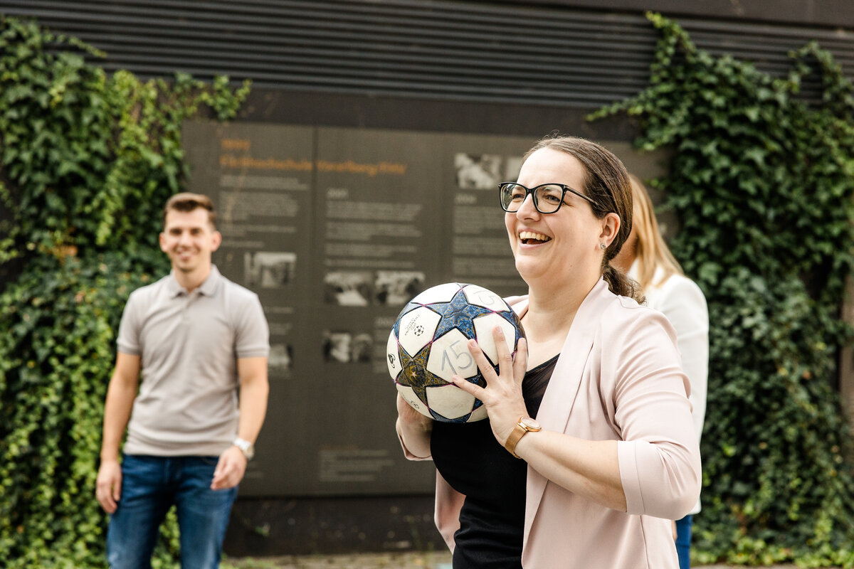 FHV-Mitarbeitende im Freien. | © Nina Bröll / FHV