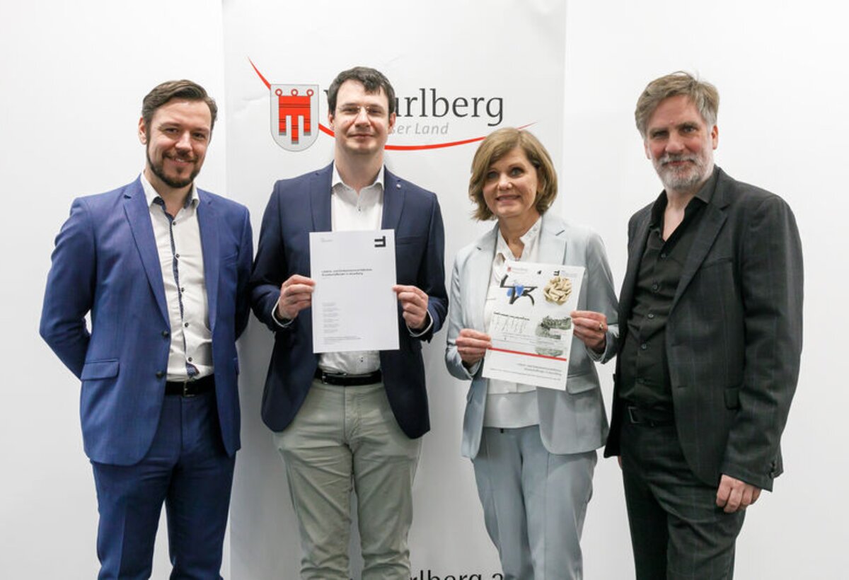 In zweijähriger Arbeit hat die Forschungsgruppe Empirische Sozialwissenschaften der FHV im Auftrag des Landes Vorarlberg die Lebens- und Einkommensverhältnisse Kunstschaffender in Vorarlberg untersucht. | © Land Vorarlberg/Bernd Hofmeister 4 Menschen posieren für ein Foto | © Land Vorarlberg/Bernd Hofmeister