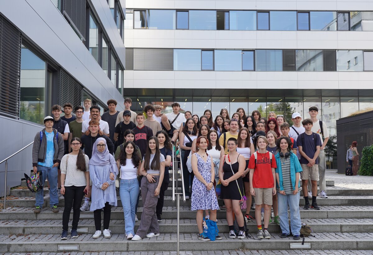 Eine Gruppe mit Schülerinnen und Schülern vom Borg Lauterach vor dem Gebäude der Fachhochschule Vorarlberg.  Fröhlich, lachend, kommen zum Workshop für ihre Vorwissenschaftliche Arbeit. | © FHV