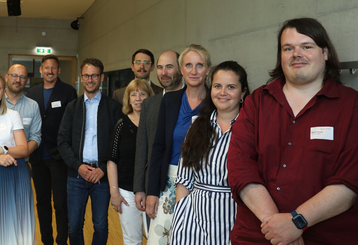 Gruppenfoto: Die offiziellen Vertreter:innen der Innovationslabs gemeinsam mit Landesrat Daniel Zadra.
