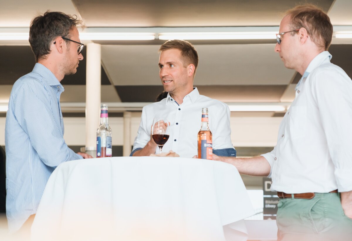 fhv-forward-technik-juni2023-Dario Fink (19) | © FHV Dario Fink Drei Männer unterhalten sich im Foyer der FHV, Mitte FHV-Forschungsleiter Markus Preissinger, links Landesrat Daniel Zadra. | © FHV Dario Fink