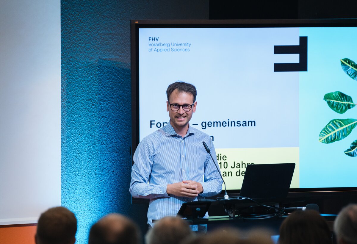 fhv-forward-technik-juni2023-Dario Fink (34) | © FHV Dario Fink Landesrat Daniel Zadra spricht bei der Eröffnung von Forward zu den Gästen. | © FHV Dario Fink