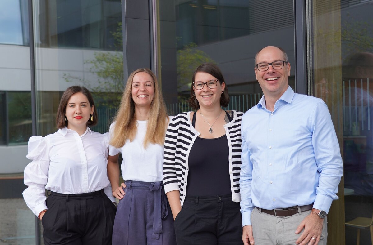 Das RUN-EU Kernteam der FHV mit dem Geschäftsführer der Hochschule, Stefan Fitz-Rankl: Marijana Milošević, Frauke Dobers und Lisa Wagner (v.l.n.r.).  | © FHV Alexandra Dittrich