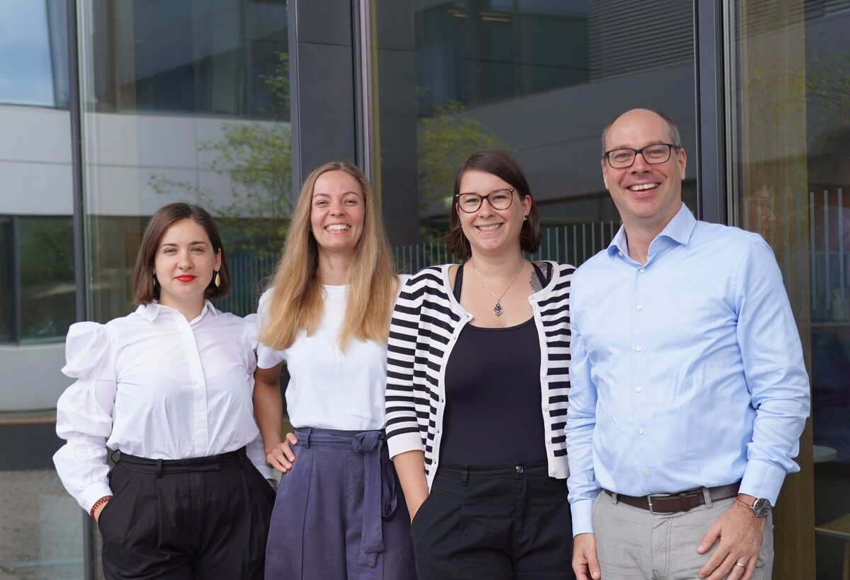 Das RUN-EU Kernteam der FHV mit dem Geschäftsführer der Hochschule, Stefan Fitz-Rankl: Marijana Milošević, Frauke Dobers und Lisa Wagner (v.l.n.r.). 