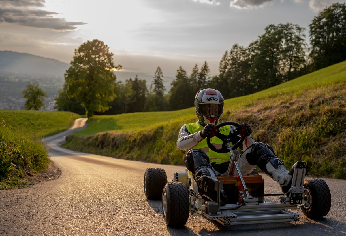 Zu sehen ist eine Person, die in einem Go-Cart sitzt und einen Helm an hat.  | © Sabrina Albrecht