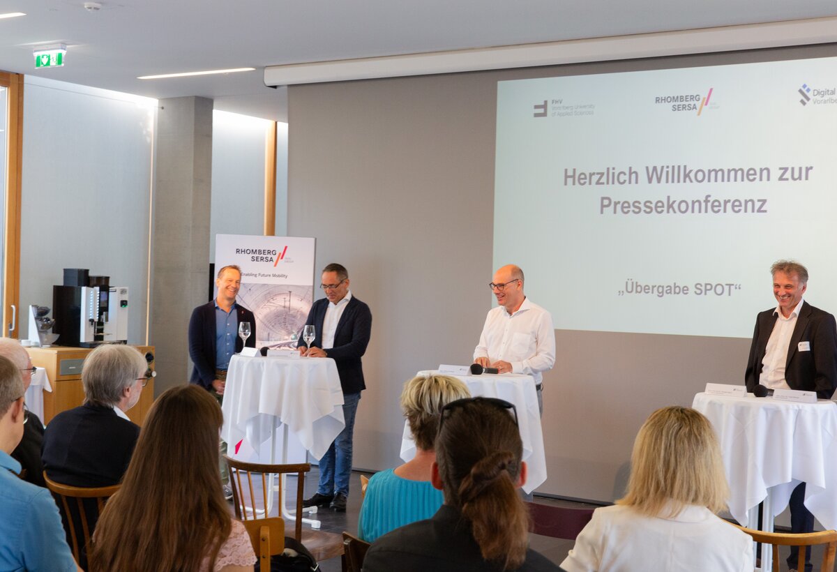 Pressekonferenz Uebergabe Spot Roboterhund Hubert Rhomberg, Garry Thür, Stefan Fitz-Rankl, Robert Merz, Fadi Dohnal | © Rhomberg Sersa Rail Group Vier Personen sind auf einer Pressekonferenz | © Rhomberg Sersa Rail Group