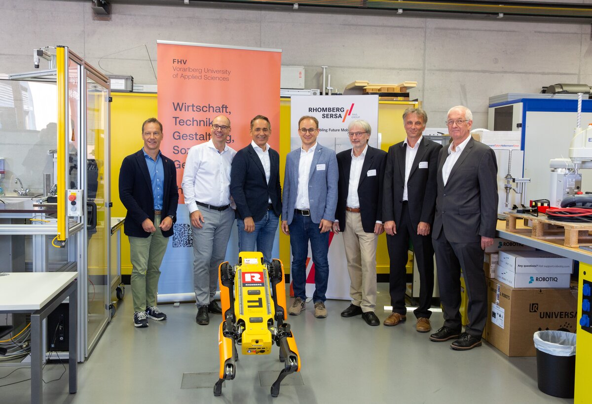 Pressekonferenz an der FH Vorarlberg mit 7 Personen