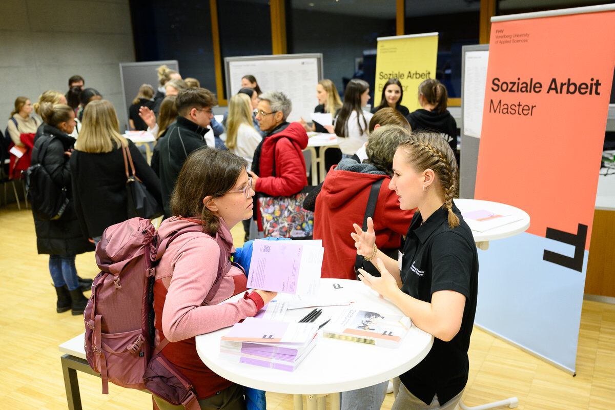 Die persönliche Beratung durch Studiengangsleiter:innen, Mitarbeitende und Studierende stand im Vordergrund | © FHV/Matthias Rhomberg