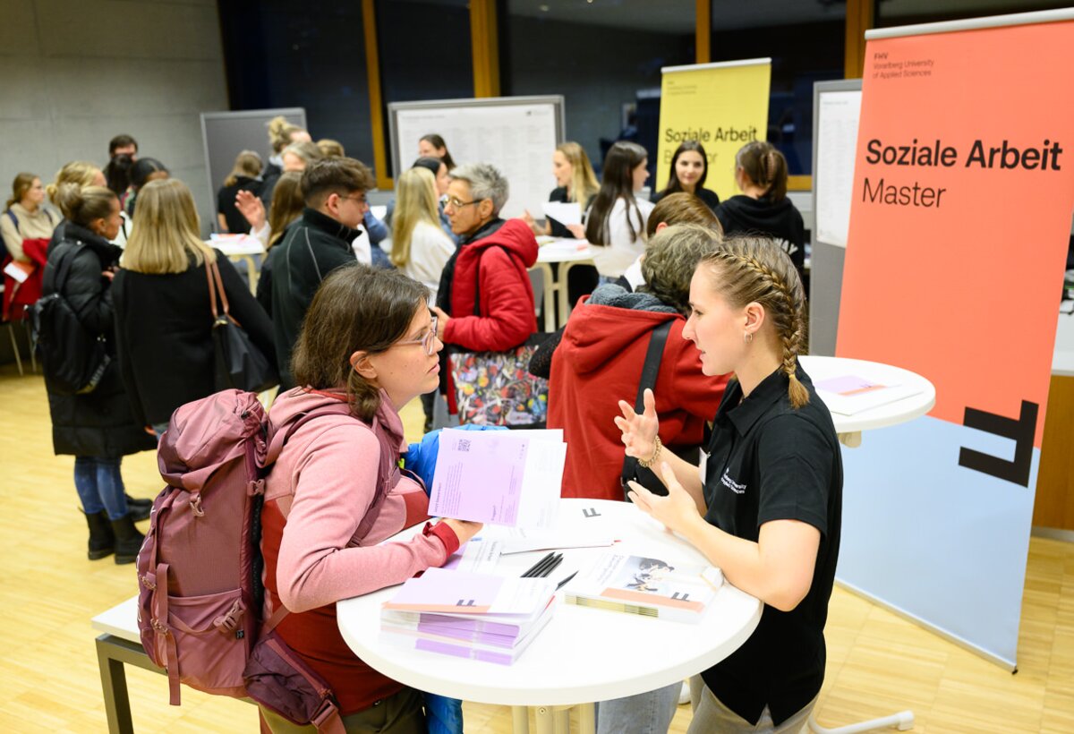 Die persönliche Beratung durch Studiengangsleiter:innen, Mitarbeitende und Studierende stand im Vordergrund