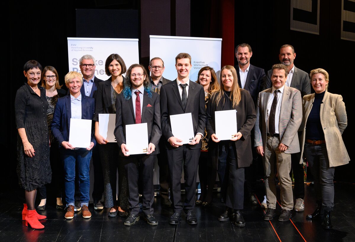 Insgesamt 20 Absolvent:innen erhielten einen Anerkennungspreis für herausragende Leistungen während des Studiums | © Matthias Rhomberg