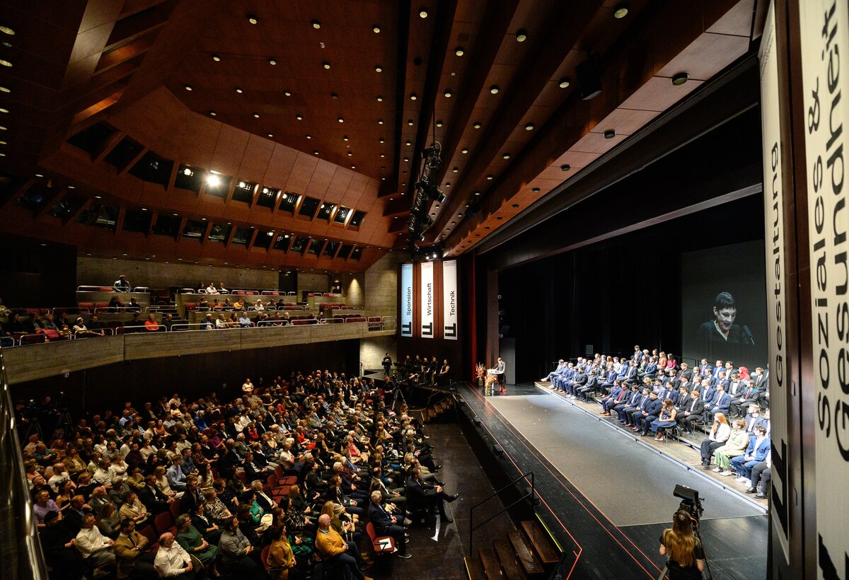 Im Kulturhaus Dornbirn erhielten 471 Absolvent:innen ihre akademischen Grade überreicht | © Matthias Rhomberg